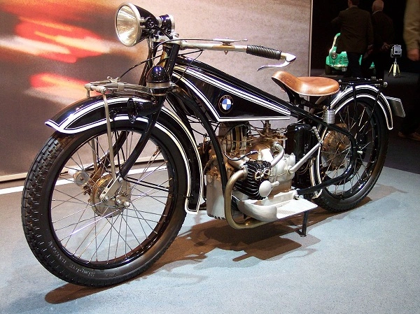 Prima motocicleta BMW R32